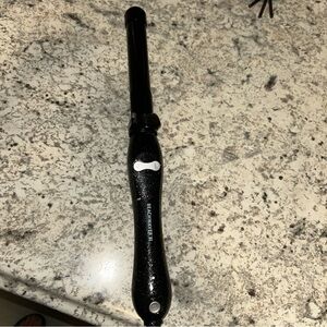 Beach waiver B1 curling iron new without the box
